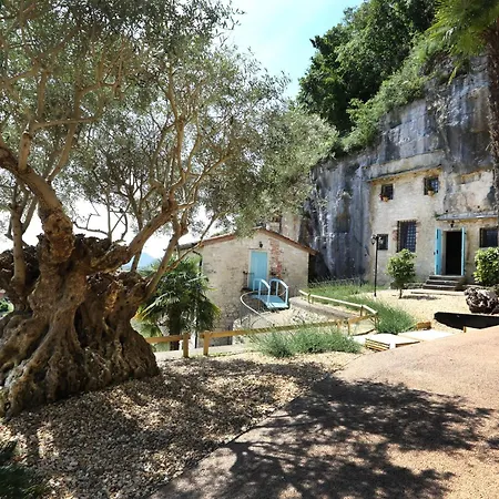 Chez Les Grottes *