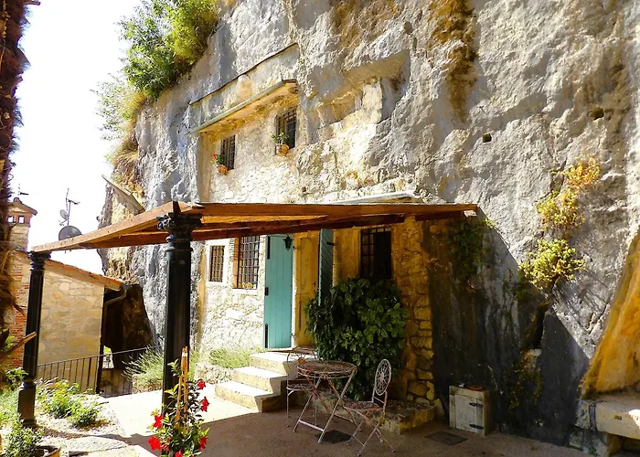 Chez Les Grottes Bed & Breakfast