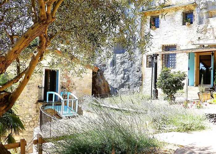 Chez Les Grottes Bed & Breakfast